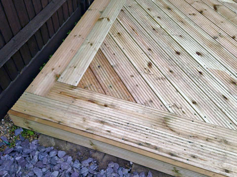 Corner decking